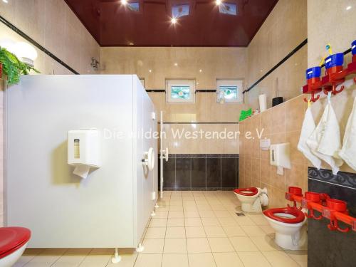 Kinderbadezimmer mit altersgerechten Toiletten